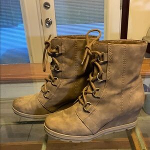 Women's Tan Lace-Up Ankle Boots